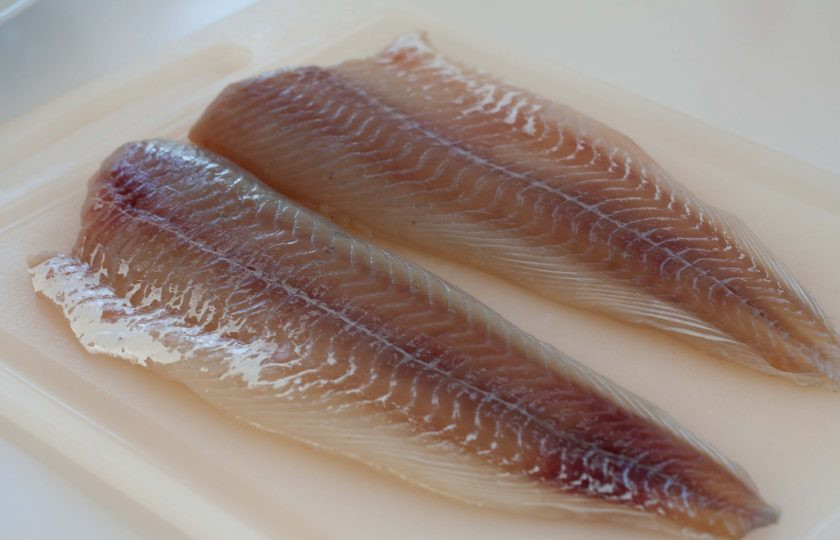 1. Этап. Сайда в панировке: 1. Филе промойте и обсушите.