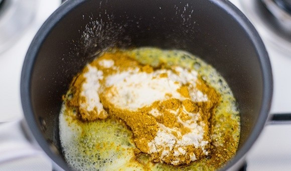 1. Этап. Соус с карри: 3. Добавьте приправу карри и муку.