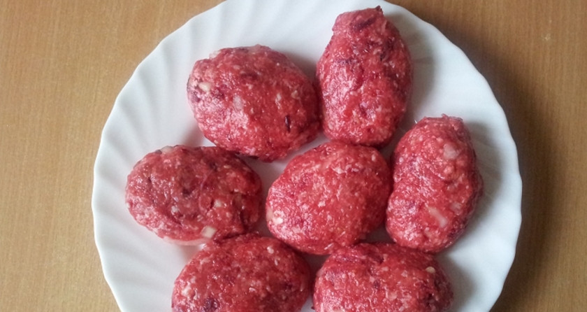 1. Этап. Котлеты из сырой свеклы: 2. Теперь лепим влажными руками вот такие котлетки. Обжарим каждую на растительном масле со всех сторон. До готовности (до румяности).