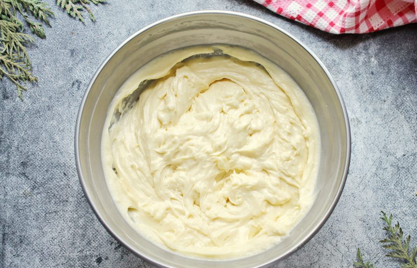 1. Этап. Шоколадно-банановый торт без выпечки за 15 минут: Мягкое сливочное масло взбейте до белой, пышной массы. Продолжая взбивать, частями добавляйте крем, каждый раз хорошо взбивая.