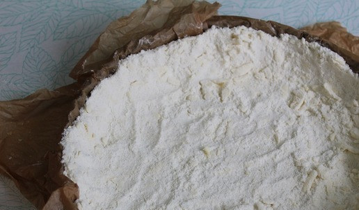 1. Этап. Яблочный пирог Хмельной: Форму выложить бумагой для выпечки. У меня диаметром 20 см. Высыпать крошку, сделать бортики и разровнять дно.