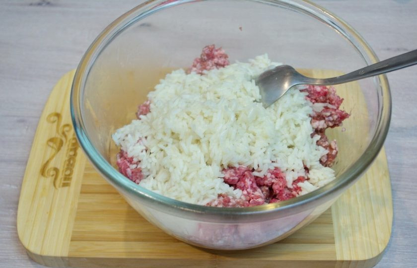 1. Этап. Голубцы с рисом: В миску к фаршу добавьте слегка проваренный рис. Рис перед добавлением к мясу нужно остудить.