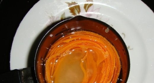 1. Этап. Выпечка с морковью: В сотейнике доведите до кипения воду с сахаром. Варите в ней морковь в течение 7-10 минут на небольшом огне.