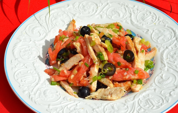 1. Этап. Салат Мясной с курицей: 5. Подаю готовый салат порционно или в большом блюде. Он вкусный, легкий, подходит для обеда или легкого перекуса.