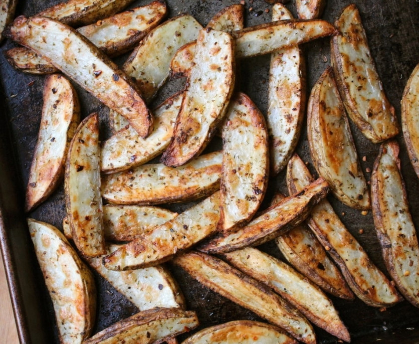 1. Этап. Запеченный картофель дольками: Отправляем в духовку, разогретую до 200 градусов. Запекаем 20 минут с одной стороны, затем переворачиваем и запекаем еще 15 минут с другой стороны. Готово!