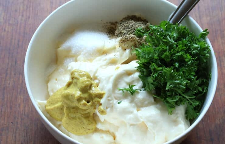 1. Этап. Классический картофельный салат: 3. В миску выложите майонез, горчицу, уксус, сахар, соль и перец, немного измельченной петрушки, перемешайте.