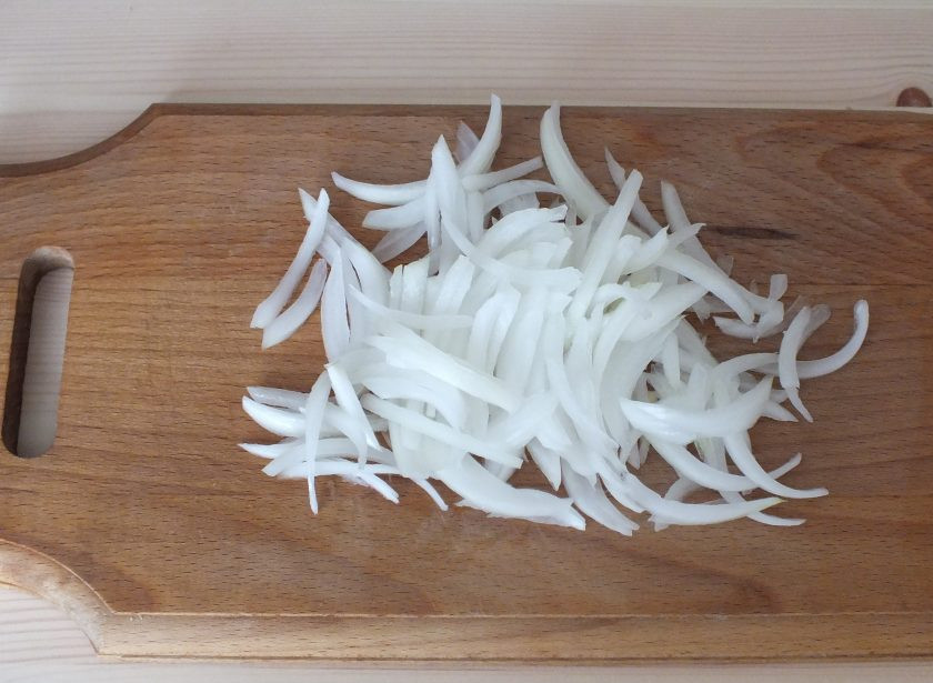 1. Этап. Стручковая фасоль в мультиварке: Лук нарежьте перьями.