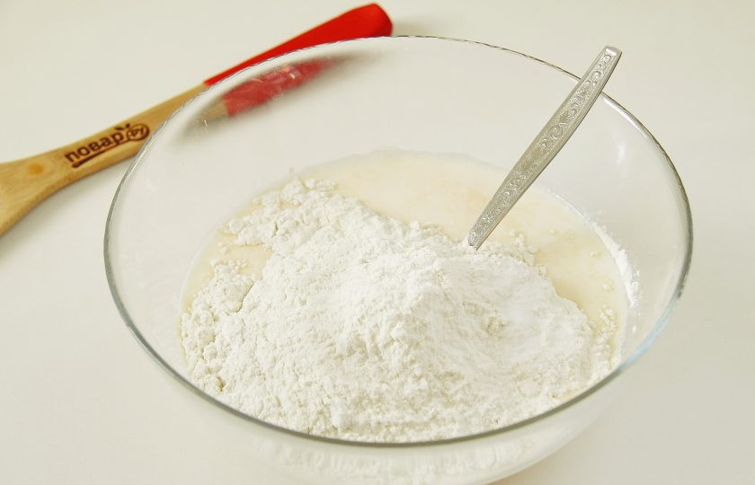 1. Этап. Студенческий пирог: Перемешайте, добавьте муку и соду.