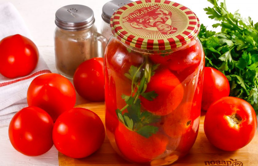 1. Этап. Маринованные помидоры Как в магазине: Закупорьте банку крышкой с помощью ключа для консервации или по резьбе. Остудите заготовку при комнатной температуре и потом отнесите в кладовую, подвал, погреб до зимы.