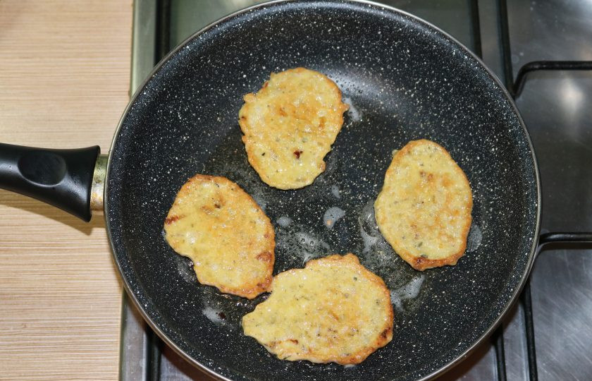 1. Этап. Оладьи из чечевицы с булгуром: Выкладывайте столовой ложкой порционно оладьи на разогретую сковороду с небольшим количеством оливкового масла. Обжаривайте по 1-2 минуты на среднем огне с каждой стороны, до золотистой корочки.