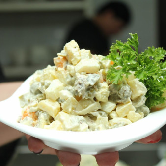 Салат оливье со свининой