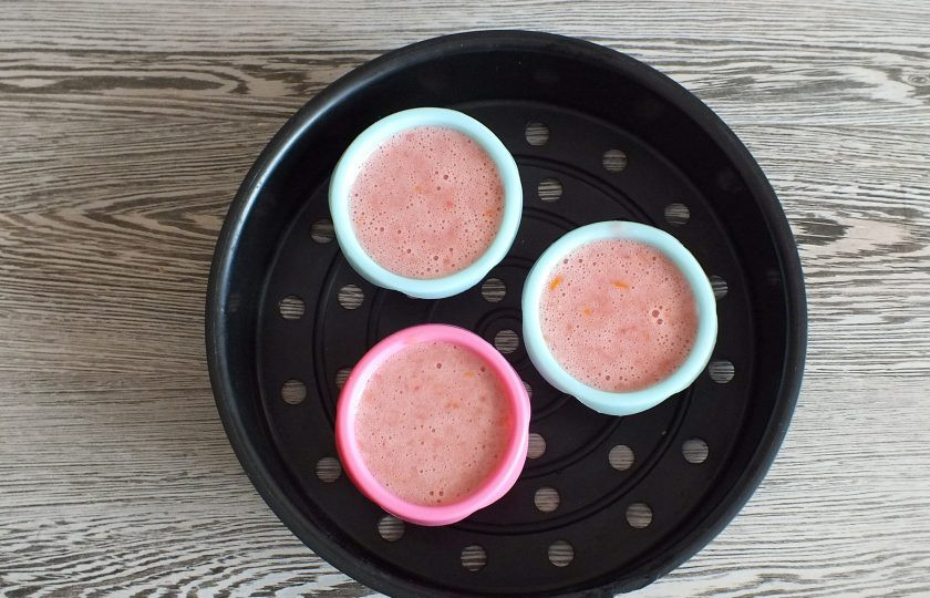 1. Этап. Малиновый пудинг: Разлейте массу по формочкам, предварительно смазанные тонким слоем масла. Поставьте формочки в пароварку. Варите 1 час, после выключите пароварку и выдержите 15 минут под крышкой.