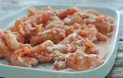 1. Этап. Бефстроганов из курицы: 1. Рецепт приготовления бефстроганов из курицы весьма простой. Для начала необходимо вымыть, просушить и нарезать тонкими полосочками куриное филе. Затем слегка посолить его, поперчить и добавить паприку. Обвалять каждый кусочек в муке.