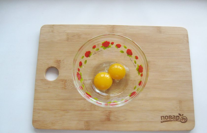 1. Этап. Заварной крем с орехами: В миску выложите желтки.