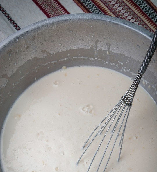 1. Этап. Кефирные блины: 3. Добавляем кефир и остальные ингредиенты, замешиваем тесто. По консистенции оно получается, как сметана средней густоты (мы привыкли покупать такую 15%).