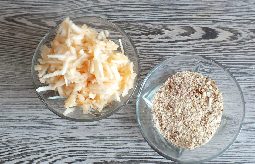 1. Этап. Овсяное печенье с яблоком на кефире: Яблоки очистите от кожуры и натрите на крупной тёрке. Орехи измельчите в мелкую крупку.