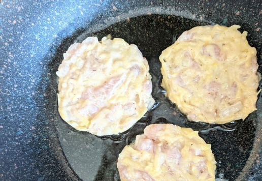 1. Этап. Картофельные драники с индейкой: Сковороду нагреваем, наливаем масло. Ложкой кладём картофельно-индюшиную массу, формуем 