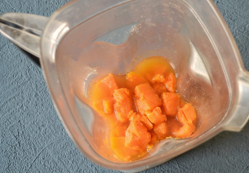 1. Этап. Суп-пюре из батата: Батат вместе с жидкостью измельчите в блендере до однородного состояния. Затем добавьте лимонный сок, перемешайте все.