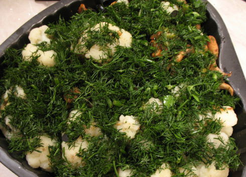 1. Этап. Цветная капуста с грибами и сыром: 7. Добавить маслины, оливки и зелень. Подсолить и поперчить все сверху по вкусу.