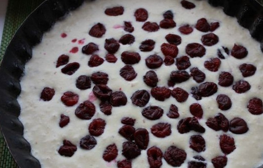 1. Этап. Торты на день рождения 11 лет: Вылейте тесто в форму для выпекания, сверху аккуратно выложите размороженную вишню.