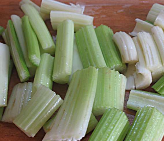 1. Этап. Маринованный сельдерей: 1. Сельдерей моем, чистим, и режем мелкими кусочками.