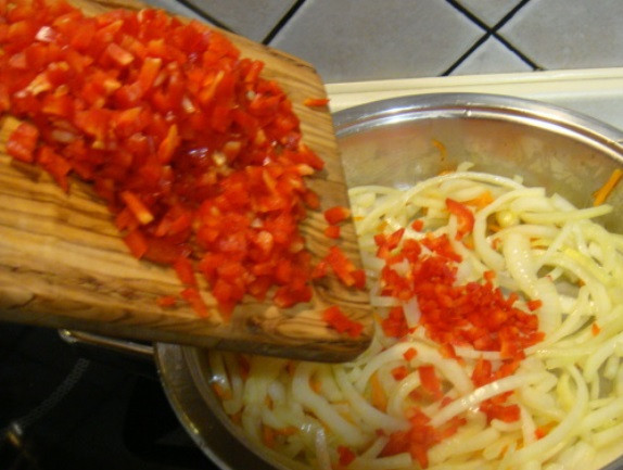 1. Этап. Баранина в сладком соусе: Через две минуты перец.