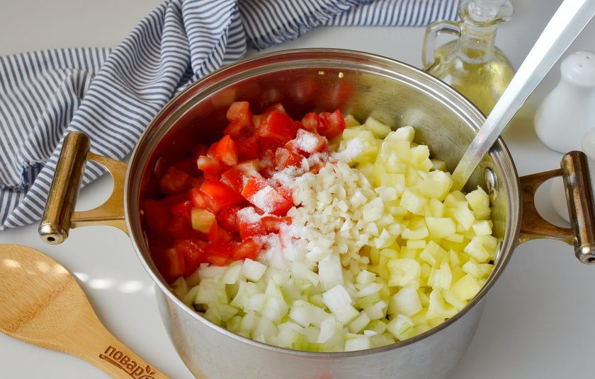 1. Этап. Икра баклажанная на зиму: Добавьте к баклажанам лук, перец сладкий, помидоры, чеснок, соль. Жарьте овощи периодически помешивая, пока они не пустят достаточное количество сока, потом убавьте огонь и тушите 30-40 минут икру под приоткрытой крышкой.