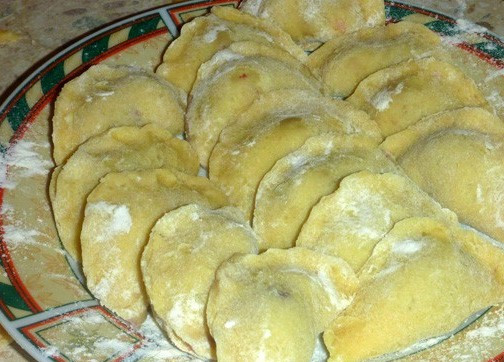 1. Этап. Вареники на пару в мультиварке: Слепленные вареники кладем на тарелку и посыпаем каждый мукой, чтобы вареники не прилипали друг к другу.