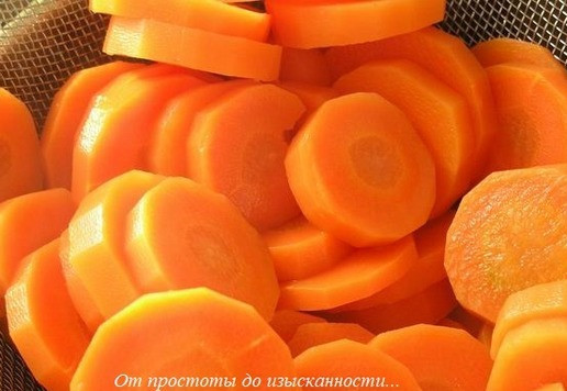 1. Этап. Салат из бланшированной моркови: Затем быстро промойте холодной водой, откинув на дуршлаг.