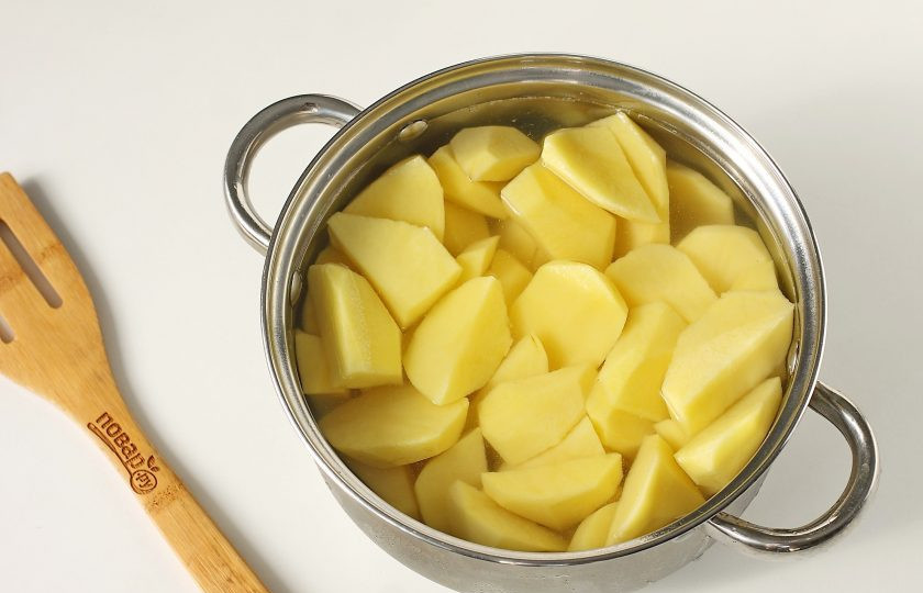 1. Этап. Вареники с сюрпризом: Картофель очистите, нарежьте, залейте водой и отварите до готовности.