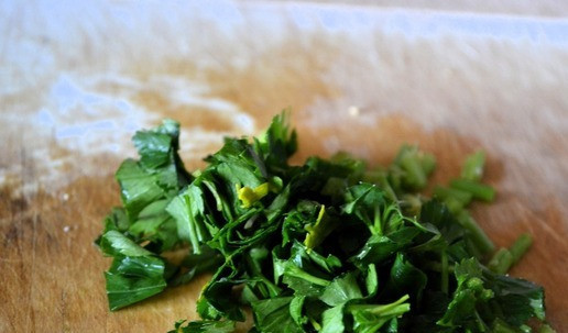 1. Этап. Закуска Парусники из яиц: Петрушку промыть, обсушить, мелко нарезать.