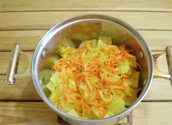 1. Этап. Картошка с морковью и луком: 8. Заправляем картофель жареными овощами, поливаем жиром от жаренья и легонько встряхиваем картошечку, чтобы равномерно распределились овощи и масло. Картошка с морковью и луком готова, приятного аппетита!