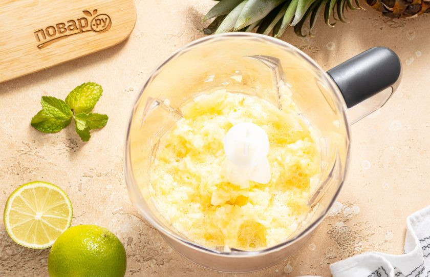 1. Этап. Варенье из ананаса с лаймом и мятой: Пару раз пробейте блендером, но так, чтобы ломтики не превратились в пюре, а просто измельчились на очень мелкие кусочки.