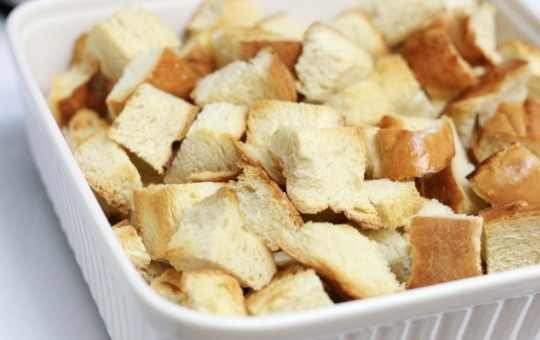 1. Этап. Хлебно-ягодный пудинг: 1. Кусочки белого хлеба нарежьте кубиками (1 см), чтобы получилось около 5 стаканов. Выложите на противень и отправьте в духовку, запекайте при 180 градусах 8-10 минут. Выложите подсушенный хлеб в форму для выпекания.