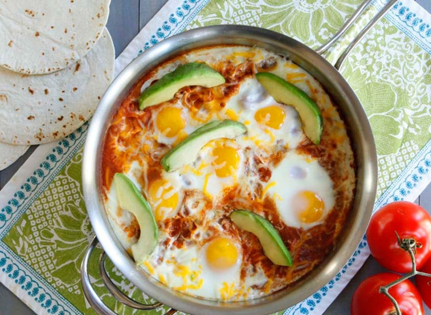 1. Этап. Шакшука с сыром: 6. В конце добавьте соль по вкусу. Перед подачей нарежьте авокадо слайсами. Шакшука готова! Приятного аппетита!