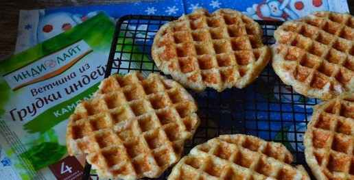 1. Этап. Творожно-овсяные вафли с ветчиной: Слегка остудить, их получится 5 штук.