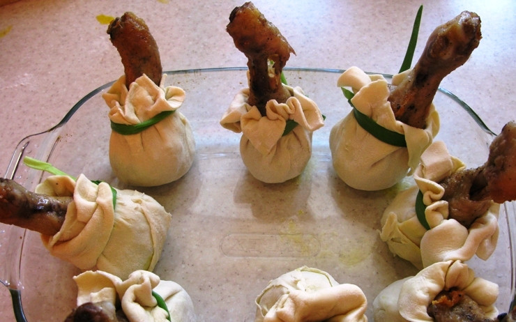 1. Этап. Ножка куриная в мешочке: Ножки в тесте поместите в форму для запекания и отправьте в разогретую до 190 градусов духовку на пол часа. Готовые ножки можно сразу подавать на стол.