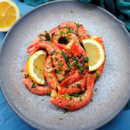 1. Stage. Langoustines with garlic: Serve immediately while the dish is hot.