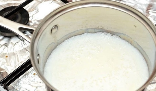 1. Этап. Каша кукурузная: 3. В небольшом сотейнике соедините молоко и 3 стакана воды, поставьте на огонь.