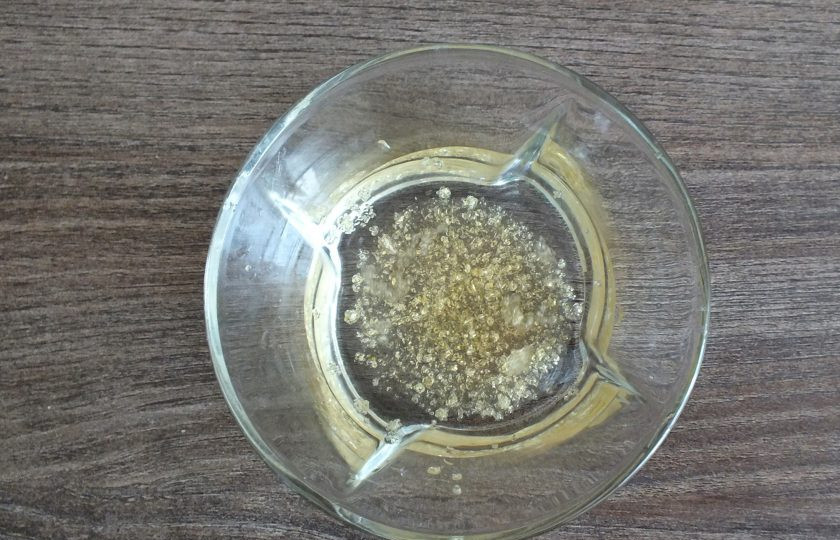 1. Этап. Корзиночки с зефирным кремом: Приготовьте крем. Залейте желатин 30 мл. холодной воды. Оставьте на время, чтобы он набух.