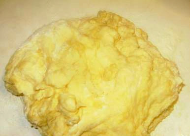 1. Этап. Хворост тонкий хрустящий на кефире: Взбиваем яйца с кефиром, сахаром, солью и сметаной до однородной массы. Просеиваем муку, всыпаем её в миску. Теперь наступает замес теста. Хорошенько вымешайте его сначала вилкой, а затем руками.