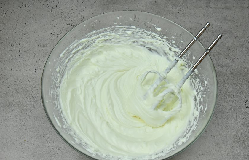 1. Этап. Торт Медок: Добавьте сливки и взбейте крем еще раз до устойчивой плотной консистенции крема.
