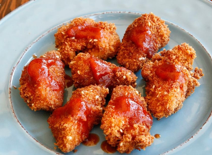 1. Этап. Курица в панировке с соусом: 6. С наггетсов удалите лишний жир салфетками. Потом подавайте изделия с тёплым соусом. Наслаждайтесь!