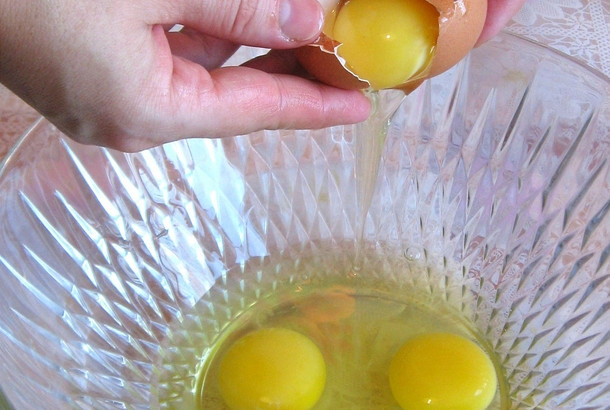 1. Этап. Самый быстрый бисквитный торт: Вбиваем в миску яйца.