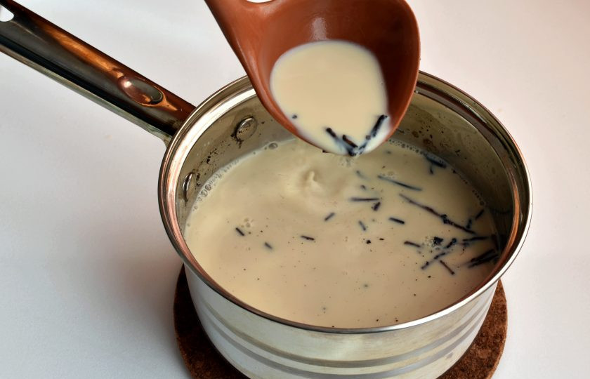 1. Этап. Чай по-тувински: Доведите смесь до кипения, постоянно перемешивая половником, набирая в него немного чая и выливая назад с высоты 20-30 см. После закипания убавьте нагрев, чтобы чай не убежал и снова перемешивайте еще пару минут.