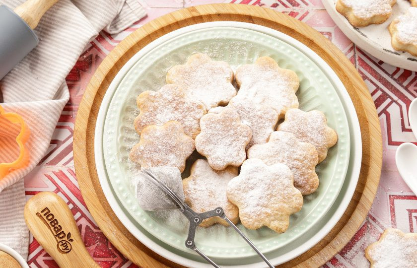 1. Этап. Печенье Детство: Посыпьте печенье сахарной пудрой и подавайте к столу.