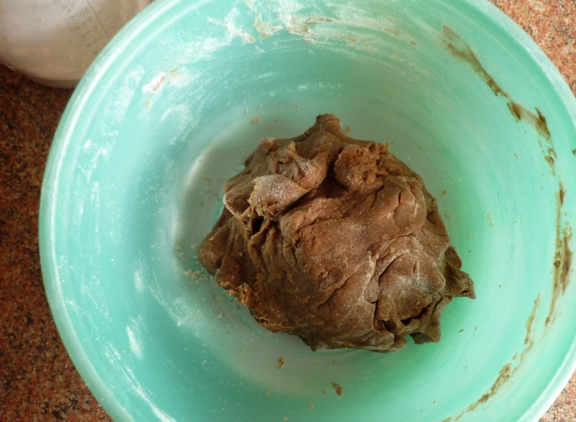 1. Этап. Шоколадно-медовый торт: Сначала приготовьте тесто. Для этого смешайте молоко, какао, мёд, 2 столовые ложки сахара и сливочное масло. Поставьте ёмкость с этими ингредиентами на водяную баню и постоянно помешивайте. Нужно, чтобы образовалась однородная масса. В эту массу добавьте муку и соду, вымешайте тесто.