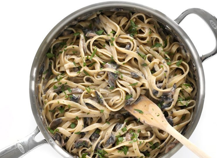 1. Этап. Фетучини со сливочно-грибным соусом: 9. Выложите готовую пасту в сковороду к соусу и перемешайте, добавьте свежую петрушку.