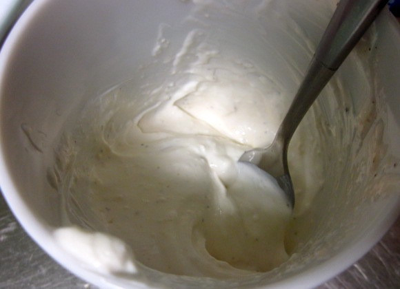 1. Этап. Салат с сельдереем и огурцом: в первую очередь займемся заправкой для салата. Смешаем сметану, винный уксус, тертый хрен, соль и перец и взбиваем вилкой.