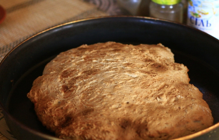 1. Этап. Бездрожжевой хлеб на кефире: 2. Тесто должно получиться густым, это нормально. Выкладываем его прямо на противень, предварительно застеленный пекарской бумагой. Выпекаем при 240 градусах 20 минут.